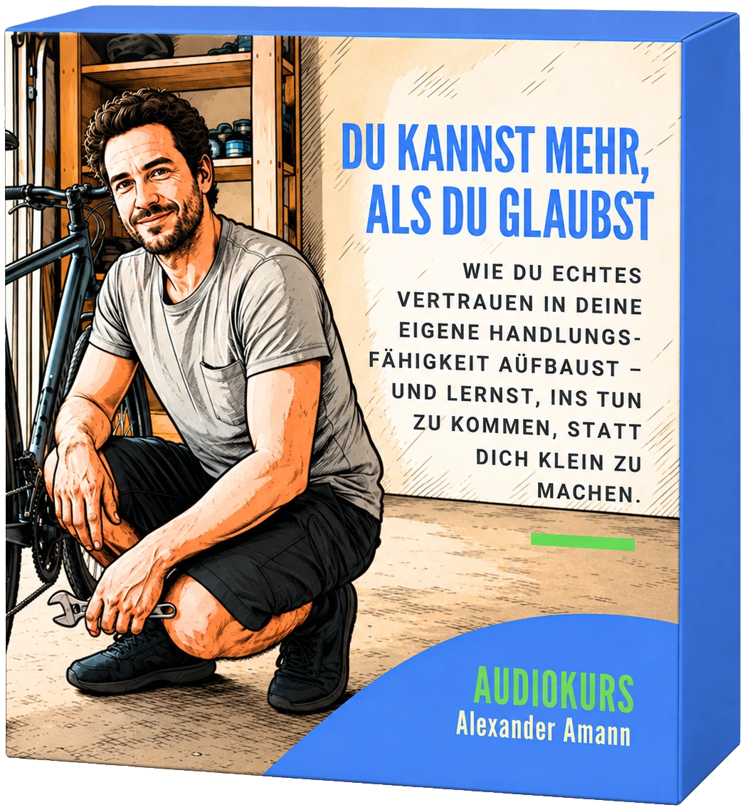 Kursbox des Audiokurses „Du kannst mehr, als Du glaubst“: Ein Mann kniet lächelnd neben einem Fahrrad in einer Werkstatt.