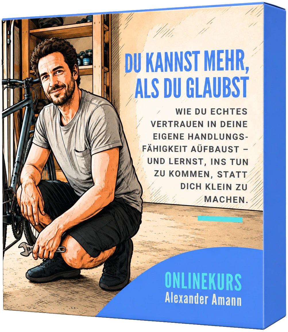 Kursbox des Onlinekurses „Du kannst mehr, als Du glaubst“: Ein Mann kniet lächelnd neben einem Fahrrad in einer Werkstatt.